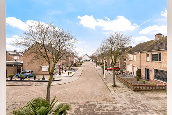 Foto - Te koop: Ruime 2-onder-1-kapwoning met dubbele garage, eigen oprit en fijne tuin